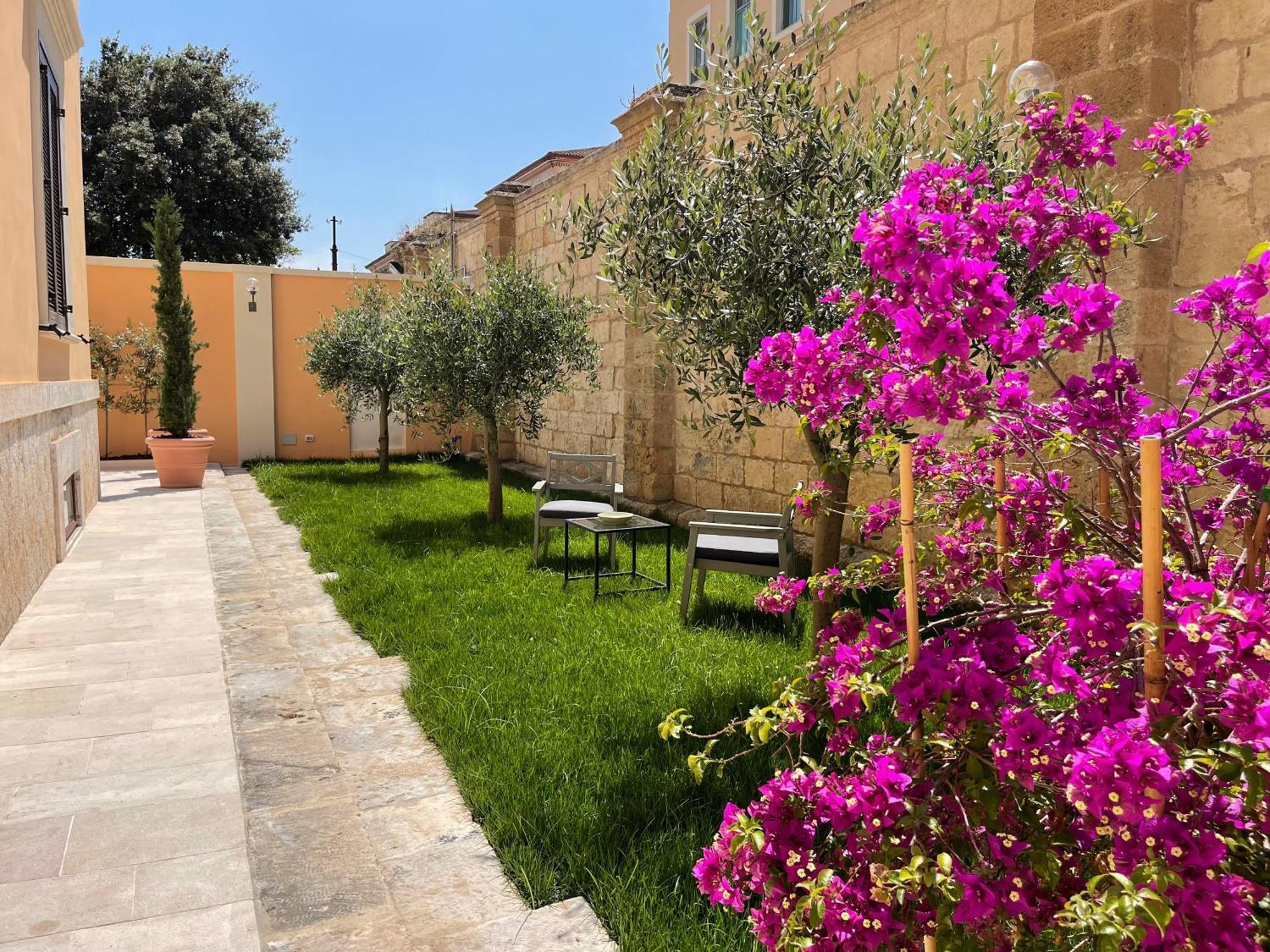 Отель Palazzo Pitagora Таранто Экстерьер фото